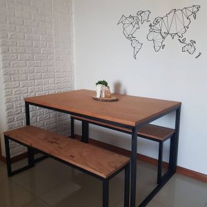 Pinus com acabamento em verniz imbuia com 2 bancos